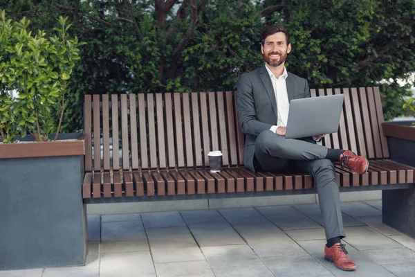 Business Man Office Worker Working Urban Park Background Using Laptop — Stok Foto