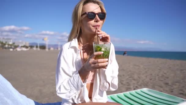 Vrolijke Vrouw Een Zonnebril Chillen Met Mohito Drinken Zonnig Strand — Stockvideo