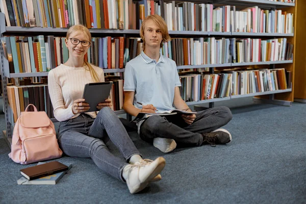 Friends Student Sit Floor Bookshelves Library Studying Education Concept — Stockfoto