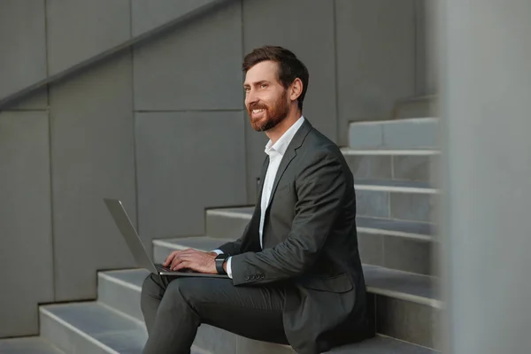Focused Businessman Working Laptop Sitting Stairs Office Building Bussines Concept — Stock Photo, Image