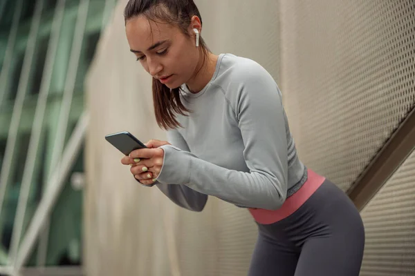 Biegaczka Rozmawiająca Przez Telefon Komórkowy Podczas Relaksu Aktywnym Treningu Fitness — Zdjęcie stockowe