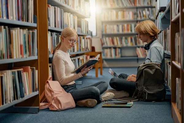 Friends Student Sit Floor Bookshelves Library Studying Education Concept — Stockfoto