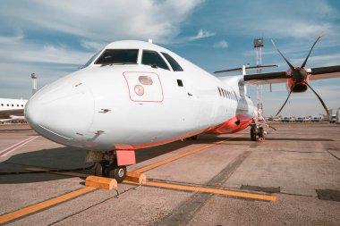 Havaalanındaki uçağın kalkışa hazır olmasını sağlayın. Yüksek kalite fotoğraf