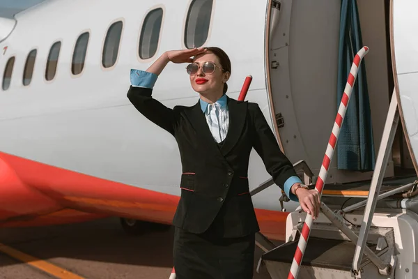 Smiling Woman Flight Attendant Sunglasses Standing Airplane Stairs Airport — Stok Foto