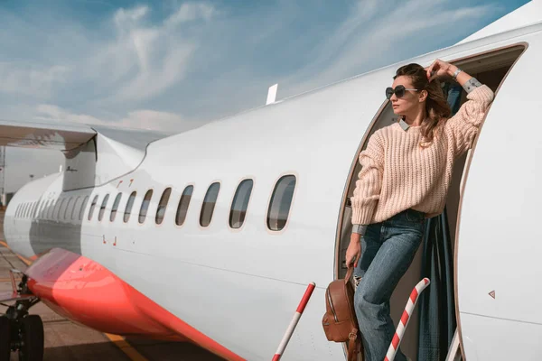 Woman Passenger Sunglasses Sunglasses Standing Airplane Stairs Airport — Stok Foto