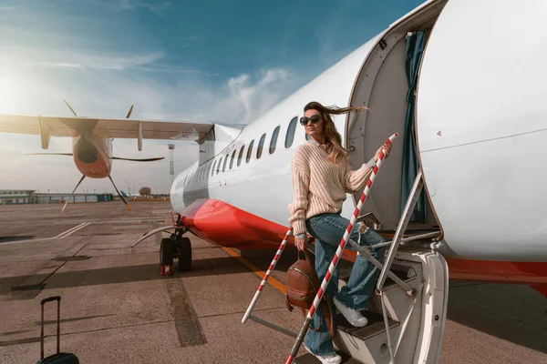 Woman Passenger Sunglasses Sunglasses Standing Airplane Stairs Airport — Stok Foto