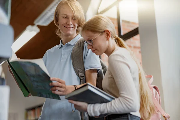 Two Friends Student Chooses Books While Standing University Library Blurred — Stock Photo, Image