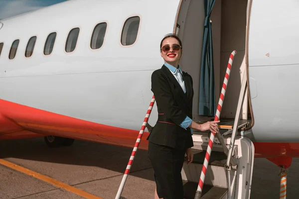 Woman Flight Attendant Sunglasses Sunglasses Standing Airplane Stairs Airport — Stock fotografie