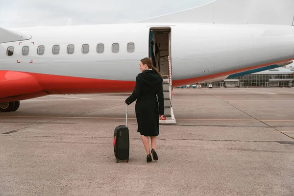 Woman Flight Attendant Travel Suitcase Walking Airfield Background Airplane — Stok Foto