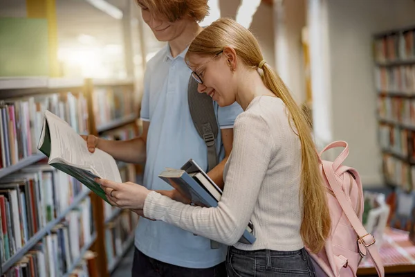 Two Friends Student Chooses Books While Standing University Library Blurred — Stock Photo, Image