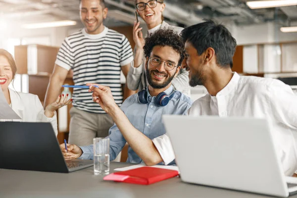 Happy Group Businesspeople Laughing Cheerfully Modern Workplace Blurred Background — Stockfoto