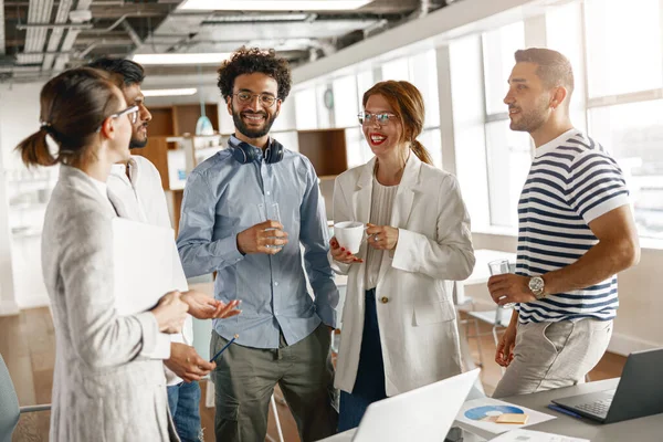 Happy Group Businesspeople Laughing Cheerfully Modern Workplace Blurred Background — Foto de Stock