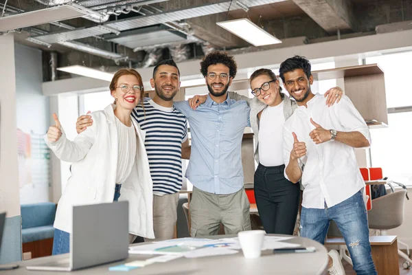 Happy Group Businesspeople Laughing Cheerfully Modern Workplace — Stock fotografie