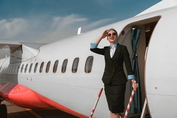 Smiling Woman Flight Attendant Sunglasses Standing Airplane Stairs Airport — Stok Foto