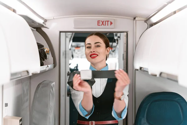 Flight Attendant Demonstrates Flight Safety Instruction Using Seat Belt High —  Fotos de Stock
