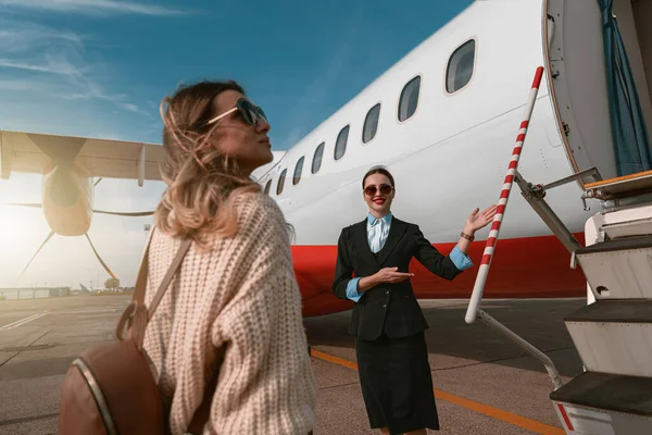 Woman Stewardess Standing Airplane Inviting Board Blurred Background — Zdjęcie stockowe