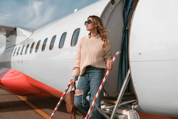 Жінка Пасажир Сонцезахисних Окулярах Стоячи Сходинках Літака Аеропорту — стокове фото