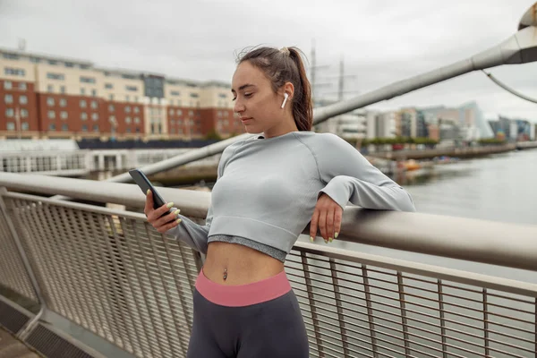 Biegaczka Rozmawiająca Przez Telefon Komórkowy Podczas Relaksu Aktywnym Treningu Fitness — Zdjęcie stockowe