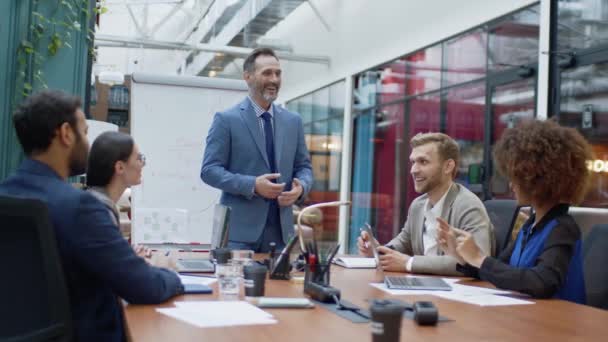 Mature Coach Speaker Make Flip Chart Presentation Diverse Businesspeople Meeting — Stockvideo