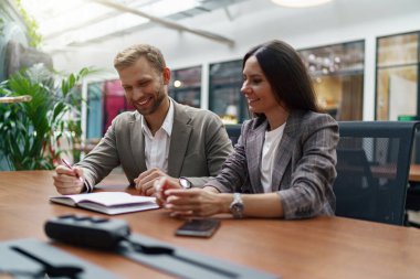 Modern çalışma alanında birlikte çalışan iki iş ortağı. Yüksek kalite fotoğraf