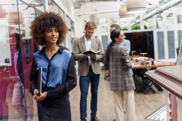 Wanita Pebisnis Afrika Yang Tersenyum Berdiri Kantor Modern Dengan Latar — Stok Foto