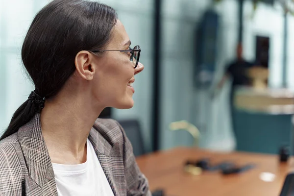 Mujer Negocios Sonriente Pie Oficina Moderna Mirando Lado —  Fotos de Stock