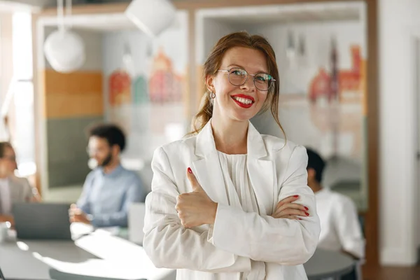 Pebisnis Wanita Tersenyum Dalam Setelan Putih Berdiri Kantor Modern Pada — Stok Foto