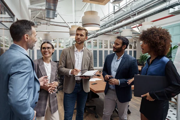 Businesspeople Talking While Standing Office Break Teamwork Concept High Quality — стоковое фото