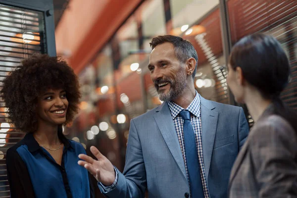 Businesspeople Talking While Standing Office Break Teamwork Concept High Quality —  Fotos de Stock