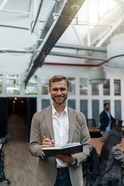 Affärsman Gör Anteckningar Mot Bakgrund Kollegor Högkvalitativt Foto — Stockfoto