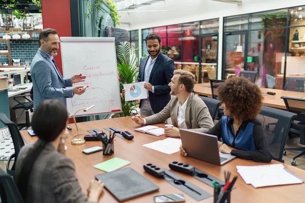 Mature Coach Speaker Make Flip Chart Presentation Diverse Businesspeople Meeting — Stockfoto