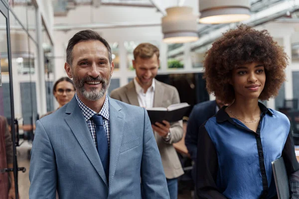 Grupo Empresarios Multiétnicos Cruzando Oficina Juntos Foto Alta Calidad — Foto de Stock