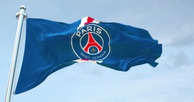 Paris Saint Germain FC bayrağı sallanıyor.
