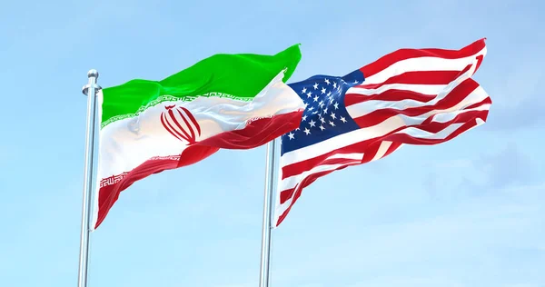Флаг Ирана Против Сша Размахивает — стоковое фото