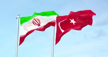 İran Türkiye 'ye karşı 4 bin bayrak sallıyor 