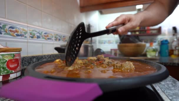 Cocinar Mezclar Los Ingredientes Paella — Vídeo de stock