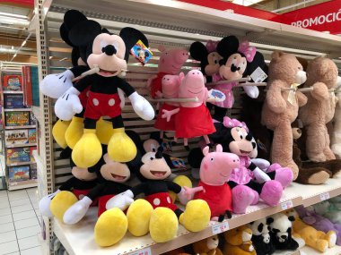 MURCIA, İSPA - 2 Kasım 2021: Oyuncak reyonundaki İspanyol süpermarketinde bir rafta birçok doldurulmuş bebek sergileniyor. En ünlüleri Mickey, Minnie ve Peppa Pig...