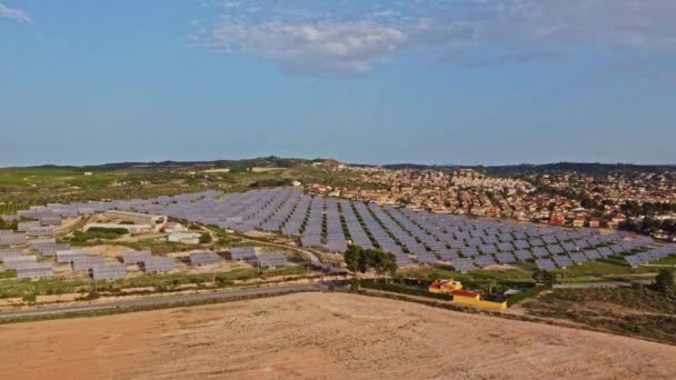 空中ドローンショット太陽光パネルフィールド 発電の広い視野を飛んでいます ムルシア市のクリーンで再生可能エネルギー スペイン — ストック動画
