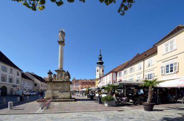 Bad Radkersburg, Avusturya - 24 Eylül 2021: Kasaba meydanında, Slovenya sınırında, belediye binası ve Marian kolonu ile tanınmayan kişiler, şehir bisiklet turlarıyla tanınıyor.