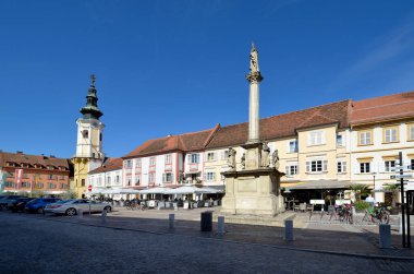 Bad Radkersburg, Avusturya - 24 Eylül 2021: Kasabanın ana meydanında, Slovenya sınırında, belediye binasında ve Marian sütununda kimliği belirsiz kişiler