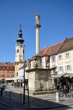 Bad Radkersburg, Avusturya - 24 Eylül 2021: Kasabanın ana meydanında, Slovenya sınırında, belediye binası ve Marian sütunu ile tanınmayan kişiler. Kasaba bisiklet turlarıyla ünlüdür.