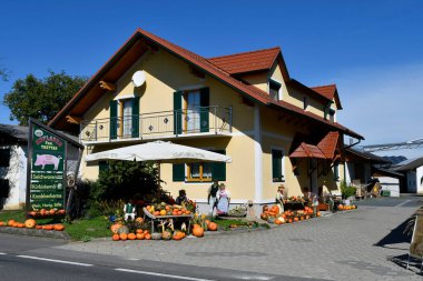 Diepersdorf, Avusturya - 24 Eylül 2021: Güney Styrian şarap rotasında yer alan kendi ürünlerinin pazarlanması için Hofladen namı diğer tarım dükkanı için sunum