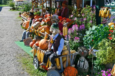 Avusturya, Güney Styrian şarap rotasında yer alan samandan yapılmış komik figürlerle kendi ürünlerinin pazarlanması için Hofladen namı diğer tarım dükkanında sunum