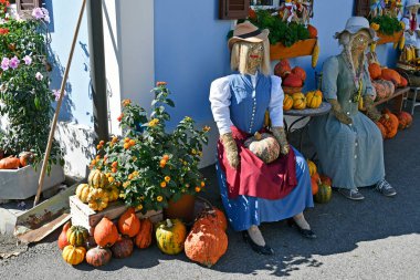 Avusturya, Güney Styrian şarap rotasında yer alan samandan yapılmış komik figürlerle kendi ürünlerinin pazarlanması için Hofladen namı diğer tarım dükkanı için sunum