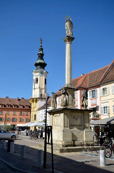 Bad Radkersburg, Avusturya - 24 Eylül 2021: Kasabanın ana meydanında, Slovenya sınırında, belediye binasında ve Marian sütununda kimliği belirsiz kişiler