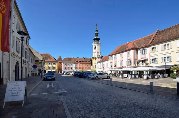 Bad Radkersburg, Avusturya - 24 Eylül 2021: Kasabanın ana meydanında, Slovenya sınırında, belediye binasında ve Marian sütununda kimliği belirsiz kişiler