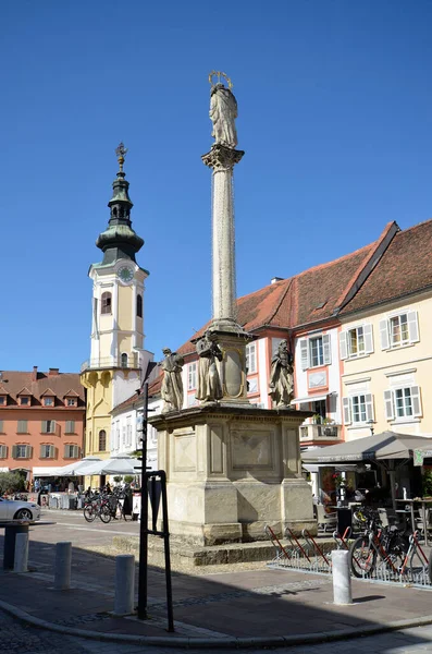Bad Radkersburg, Avusturya - 24 Eylül 2021: Kasabanın ana meydanında, Slovenya sınırında, belediye binası ve Marian sütunu ile tanınmayan kişiler. Kasaba bisiklet turlarıyla ünlüdür.