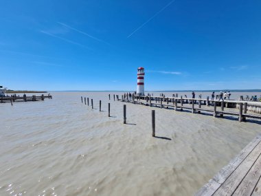 Podersdorf, Avusturya - 09 Mayıs 2021: Burgenland 'da Neusiedler Gölü' nde deniz feneri bulunan kimliği belirsiz kişiler