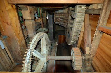 Avusturya, eski gemi değirmeninin içinde, tekerlekleri numara olan öğütücü.