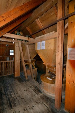 Mureck, Avusturya - 24 Eylül 2021: Eski gemi değirmeninin içinde, konteynırı dolduruyor ve öğütücüye çalışma sürecinin tanımını veriyor